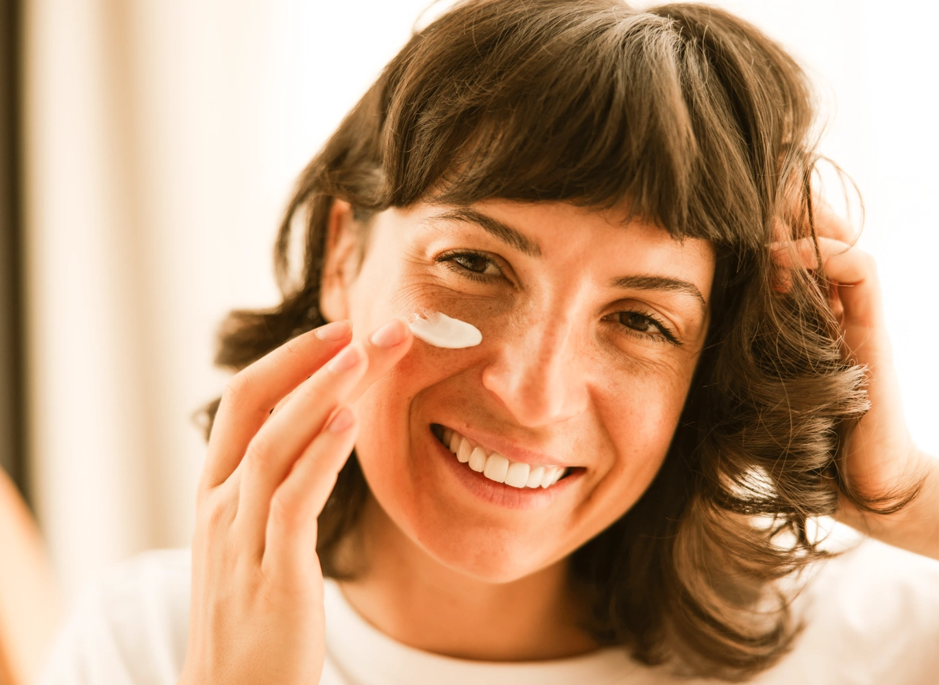 Le creme viso naturali Rugiada Mediterranea: Rosalba, Zoe, Angelica, Zagara su petali rosa