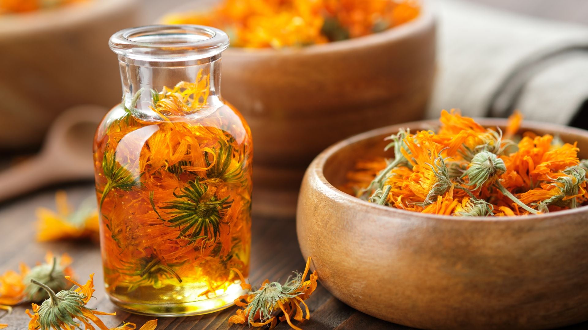 Boccetta in vetro contenente unguenti con ingredienti naturali e cura artigianale di Rugiada Mediterranea