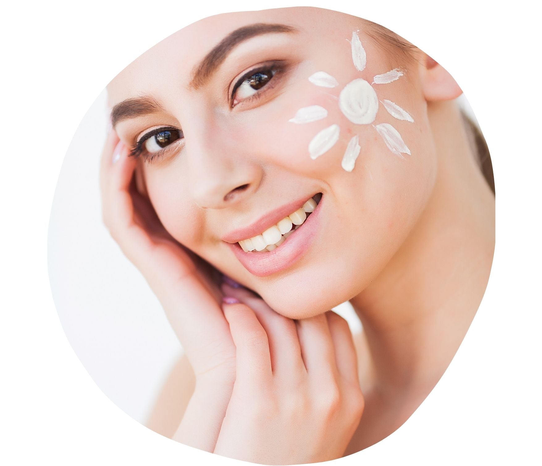 Donna sorridente con crema viso solare Radiosa SPF50 Rugiada Mediterranea