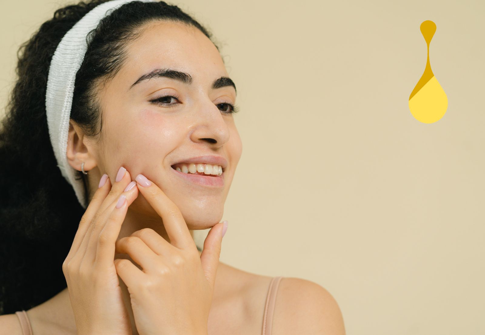 Mazzo di erbe officinali fresche con radici, mortaio in legno e olio naturale, utilizzati nei trattamenti intensivi per il viso